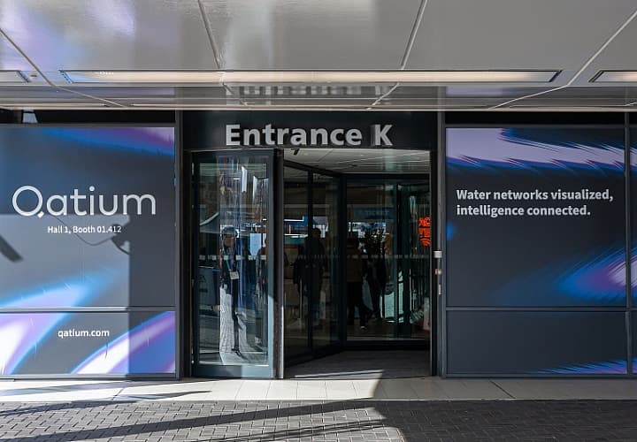 Image of the revolving doors at entrance K, branded with Qatium advertising