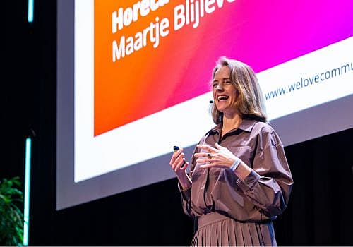 Spreker geeft een presentatie op een podium
