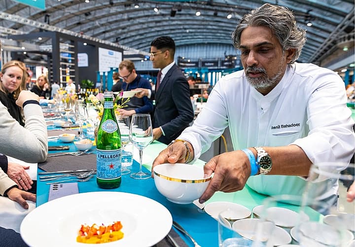 Soenil Bahadoer serveert een gerecht aan de Chefs Table tijdens Taste of Horecava by Gault&Millau