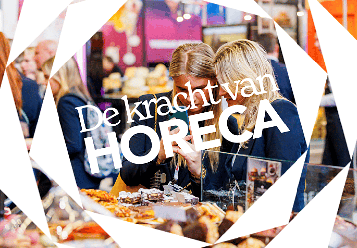 Bezoekers bekijken en fotograferen lekkernijen op een horecabeurs, met de tekst 'De kracht van horeca' over de foto