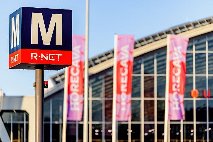 Metrobord bij RAI Amsterdam met Horecava vlaggen voor de ingang van het beursgebouw