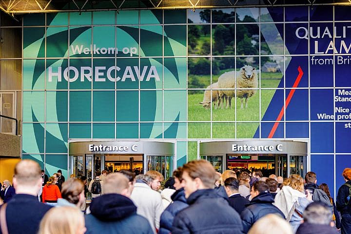 Bezoekersstromen richting ingang van Horecava in RAI Amsterdam met welkomstbanner