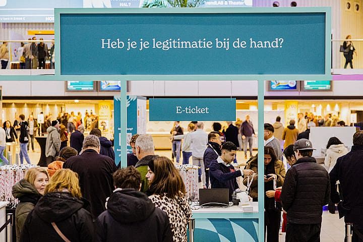 Bezoekers bij entree van Horecava met e-ticket controle en registratiebalie in RAI Amsterdam