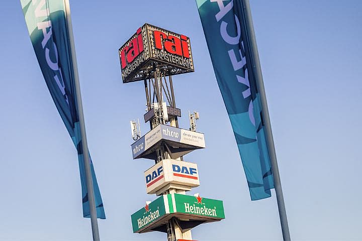 RAI Amsterdam toren met logo’s en Horecava vlaggen bij entree van het beursgebouw