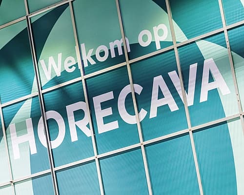 Glasgevel met grote witte tekst ‘Welkom op Horecava’ als entree van de beurslocatie