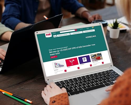 Laptop op tafel waarop de webshop van Horecava te zien is