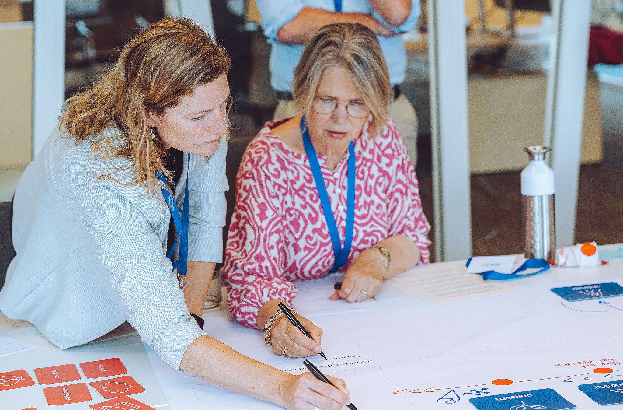 Twee dames die samen werken aan een project,