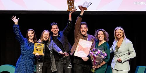 Winnaars van de Horecava Awards 2025 blij op het podium met hun trofee, bloemen en certificaat