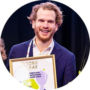 Dirk Taselaar met zijn certificaat voor het winnen van Horecava Innovation Award
