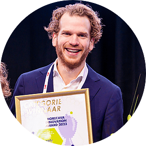 Dirk Taselaar met zijn certificaat voor het winnen van Horecava Innovation Award