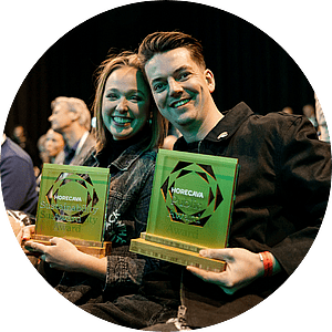 Margje Pijpker en Renco Schipper van SNACKWITHBENEFITS met de Horecava Sustainability Award en Horecava Public Award