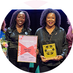 Sherryle Yentle Jonkie en Diana J. Banks van Joppah Bites met de award en het certificaat voor de Horecava Public Award