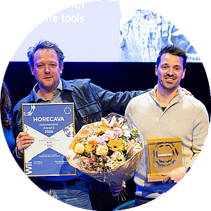 René van Weert en Mark Bender van Bonnie met de award en het certificaat voor de Horecava Innovation Award