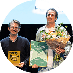 Sebastiaan Krouwel en Tammo Wildschut van SEA Water met de award en het certificaat voor de Horecava Sustainability Award