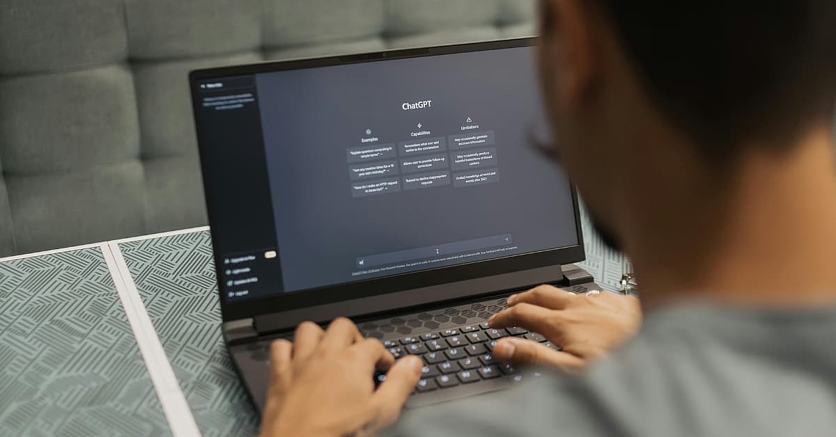 Persoon gebruikt ChatGPT op een laptop