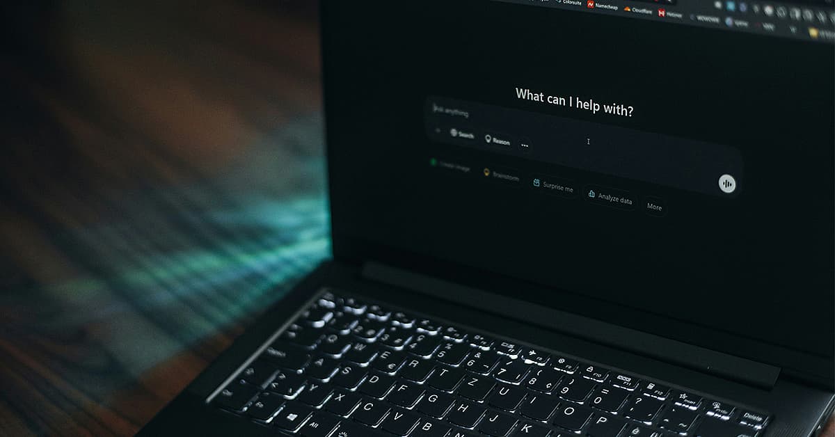 Open laptop met ChatGPT-scherm en de tekst ‘What can I help with?’