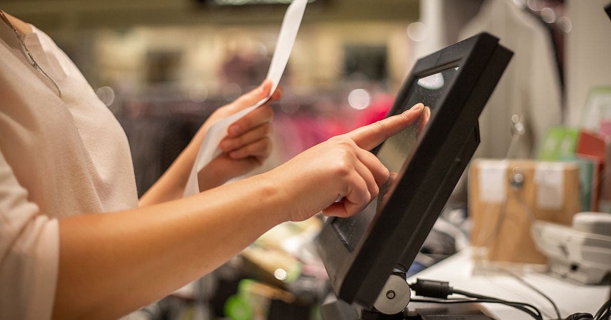 Horecamedewerker rekent bestelling af via digitaal kassasysteem
