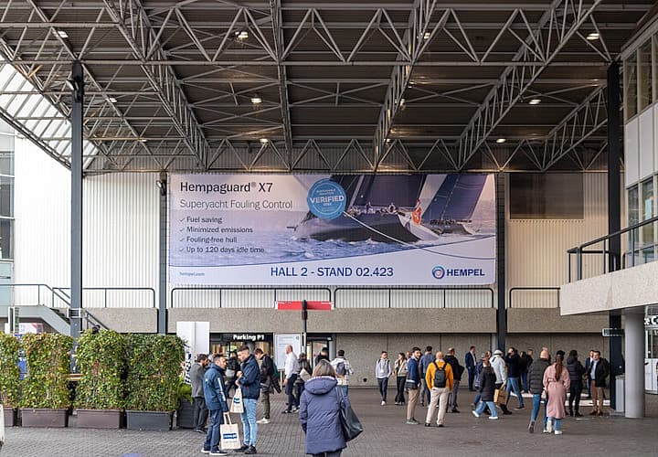 Banner between columns Entrance C mets