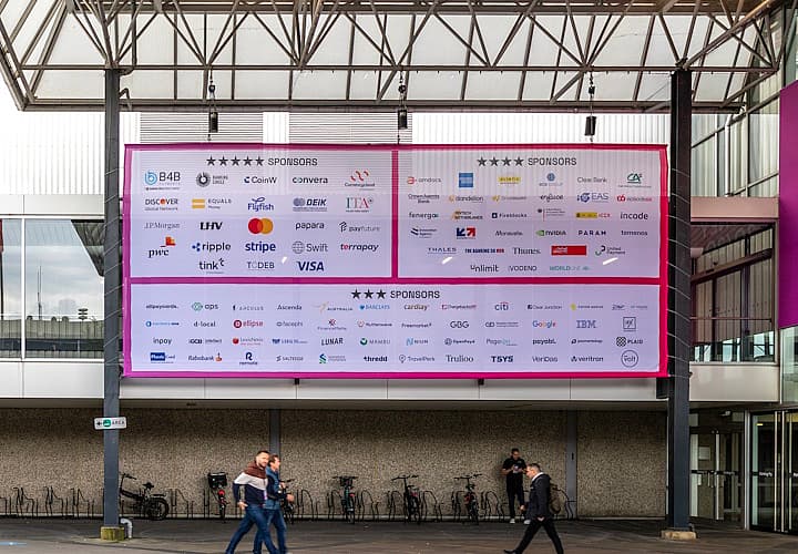 Banner between columns Entrance F