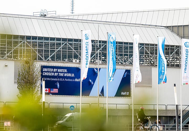 Facade banner hall 12 METS