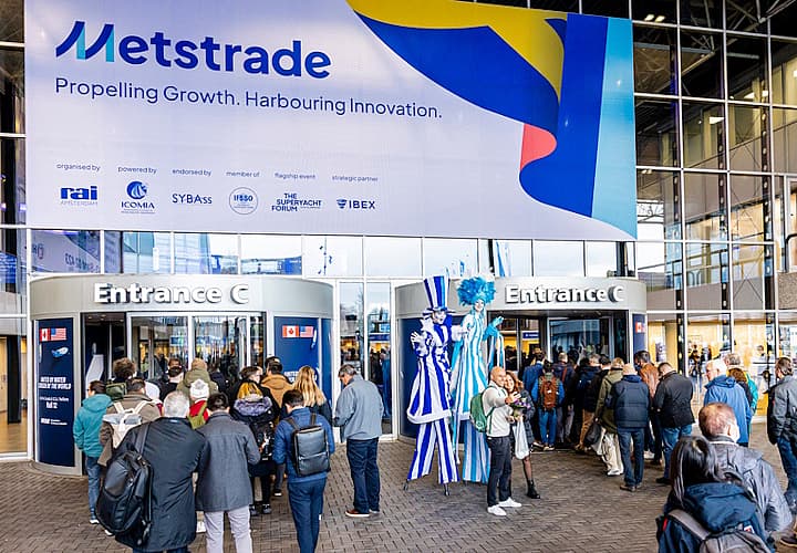 Revolving door entrance C mets