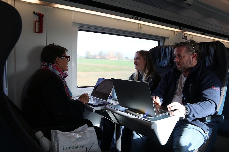 Reizigers in de eventtrain
