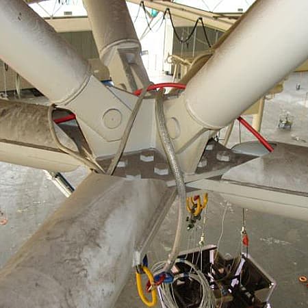 steel-onder-kabels-door-trekken