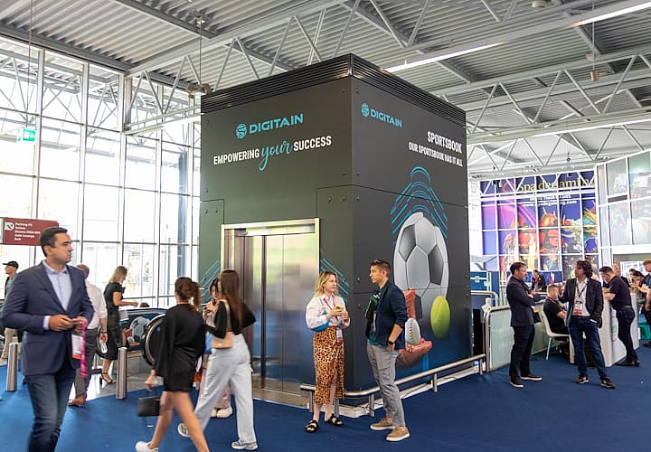 Elevator advertising entrance F